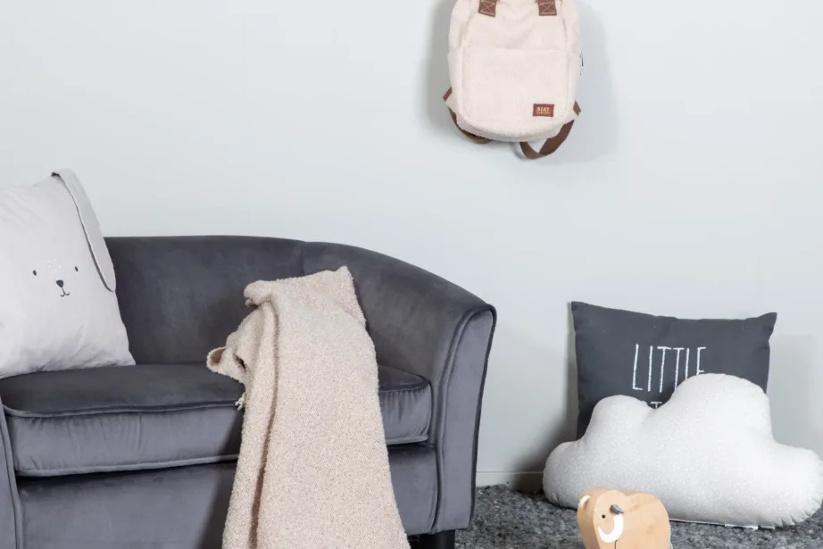 Tumehall sametist laste diivan Måna mustade plastjalgadega, 15551-955 – 9