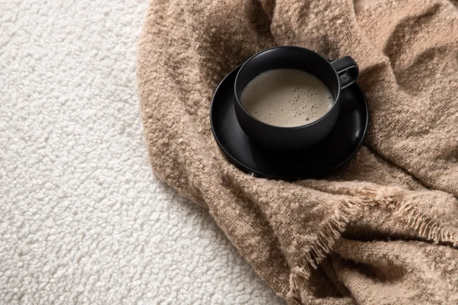 Ümmargune kaheistmeline diivan Kelso valges bukleekangast, mustade jalgadega, 15560-060 – 9