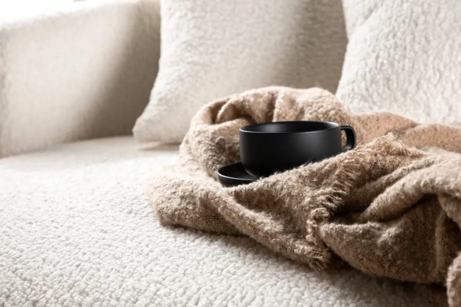 Ümmargune kaheistmeline diivan Kelso valges bukleekangast, mustade jalgadega, 15560-060 – 12