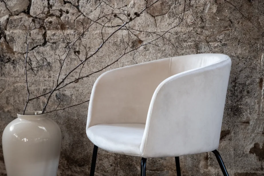 Beežist sametist söögitool Berit mustade terasjalgadega, 15562-880 – 9