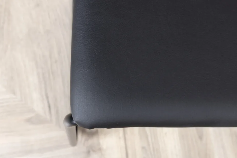 Kenth mustast kunstnahast söögitool terasraamiga, 15567-458 – 10