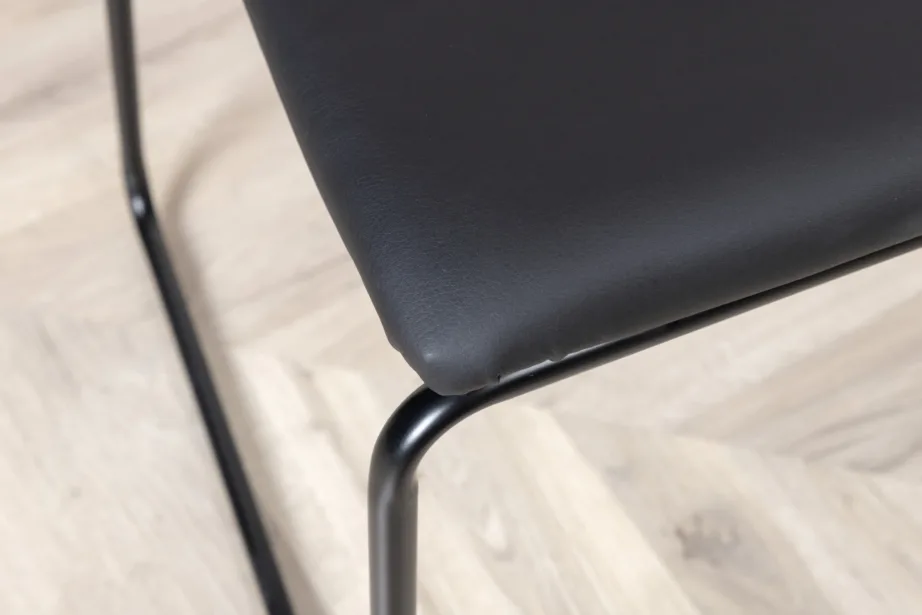 Kenth mustast kunstnahast söögitool terasraamiga, 15567-458 – 11