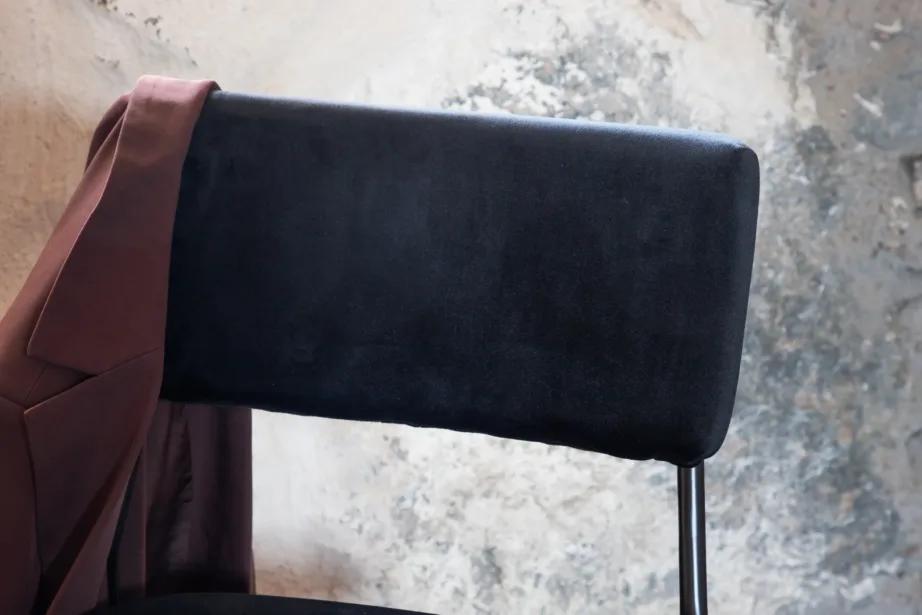 Kenth musta velvetkattega söögitool terasraamiga, 15567-888 – 9