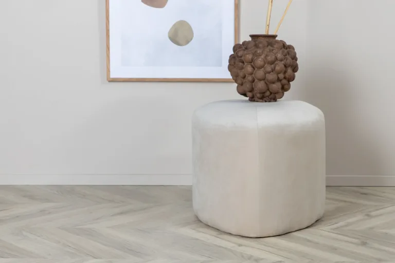 Kolmnurkne beež samettumba Peg, ø46 cm - 15570-880