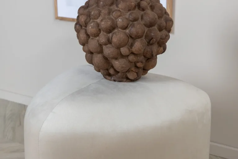 Kolmnurkne beež samettumba Peg, ø46 cm - 15570-880