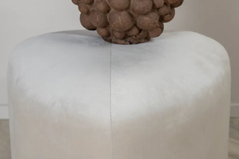 Kolmnurkne beež samettumba Peg, ø46 cm - 15570-880