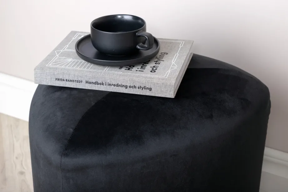 Kolmnurkne must sametist tumba Peg, ø46 cm, 15570-888 – 12