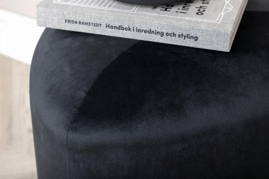 Kolmnurkne must sametist tumba Peg, ø46 cm, 15570-888 – 13