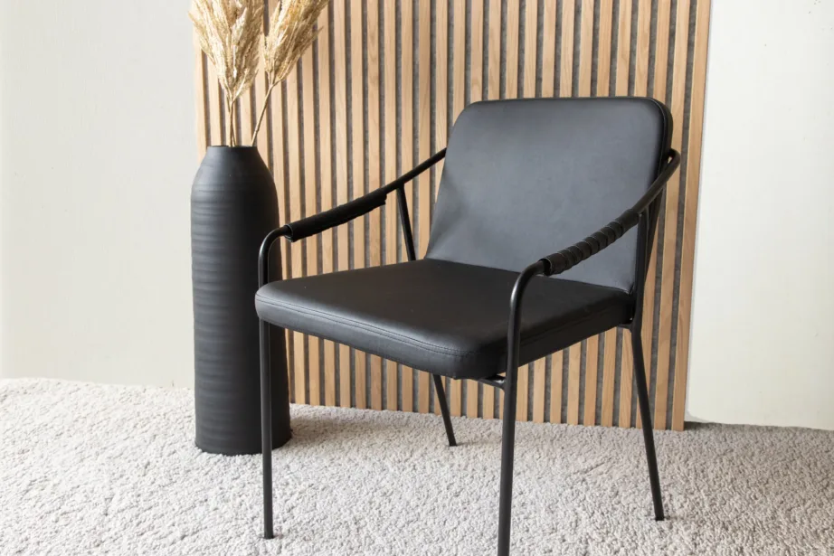 Must polüuretaankatte ja terasjalgadega söögitool Tvist, 15580-458 – 10