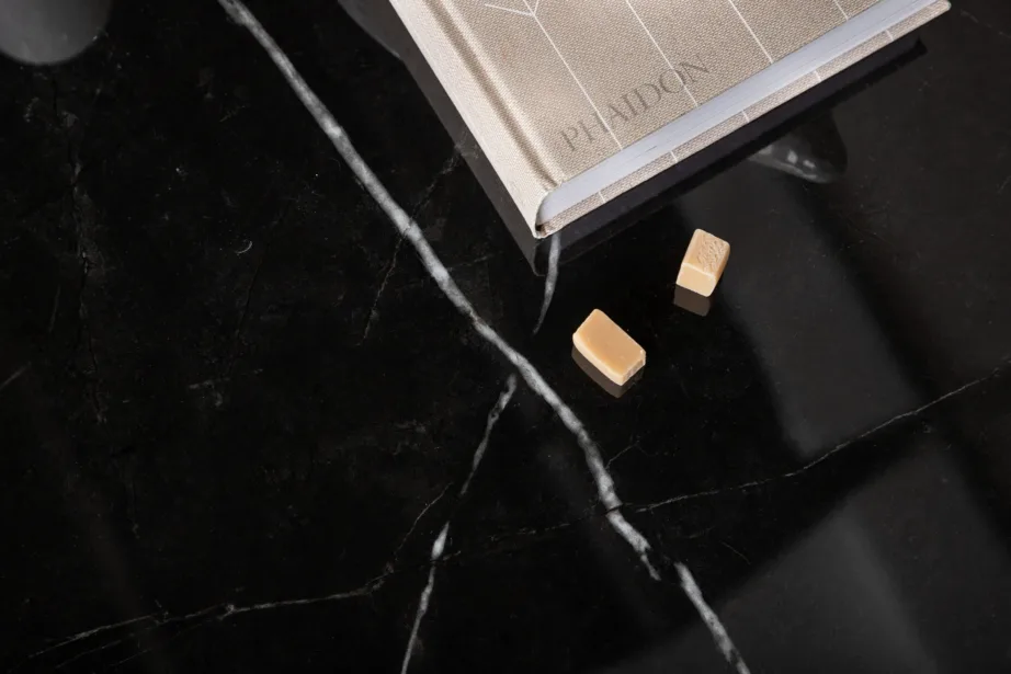 Mustast marmorklaasist diivanilaud Tristar musta terasraamiga, 15599-588 – 11