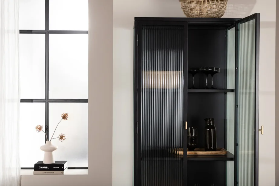 Garis mustast metallist kõrge vitriinkapp klaasustega, messingist käepidemetega, 15630-208 – 8