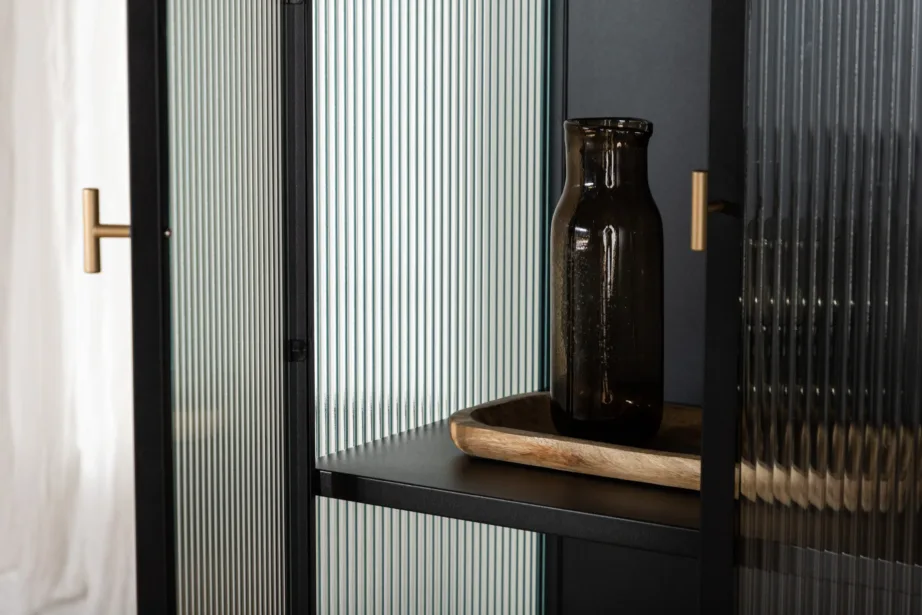 Garis mustast metallist kõrge vitriinkapp klaasustega, messingist käepidemetega, 15630-208 – 9