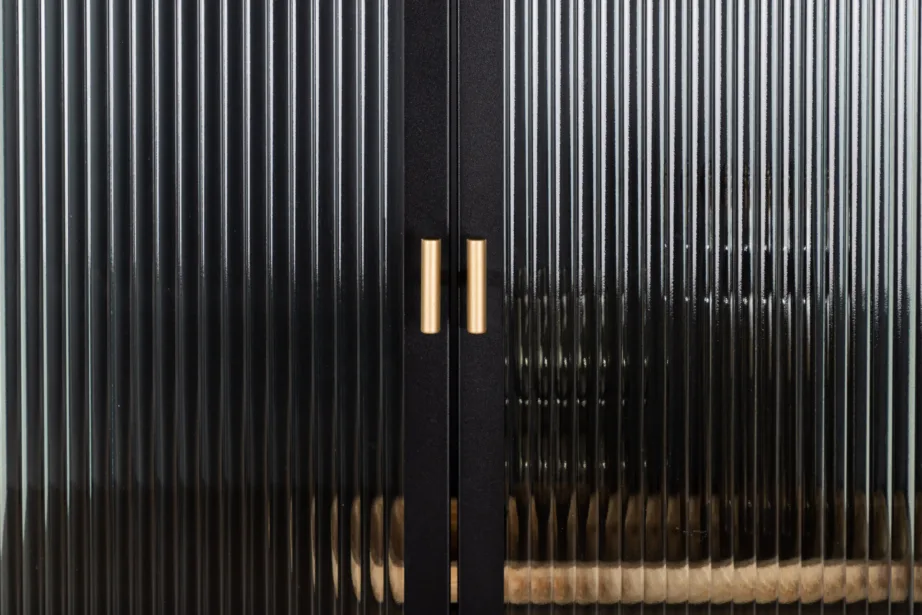 Garis mustast metallist kõrge vitriinkapp klaasustega, messingist käepidemetega, 15630-208 – 12