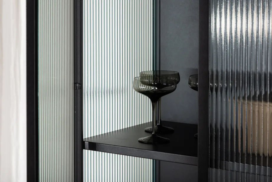 Garis mustast metallist kõrge vitriinkapp klaasustega, messingist käepidemetega, 15630-208 – 13