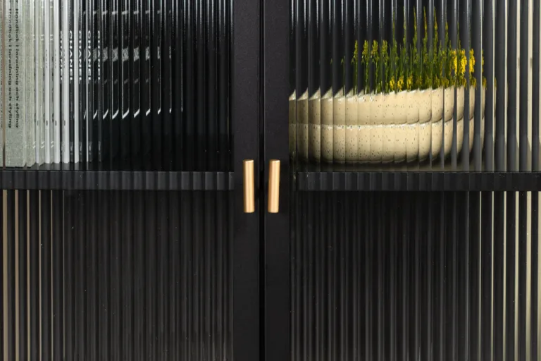 Mustast metallist klaasustega hoiukapp Garis messingudetailidega, 70x80 cm - 15632-208