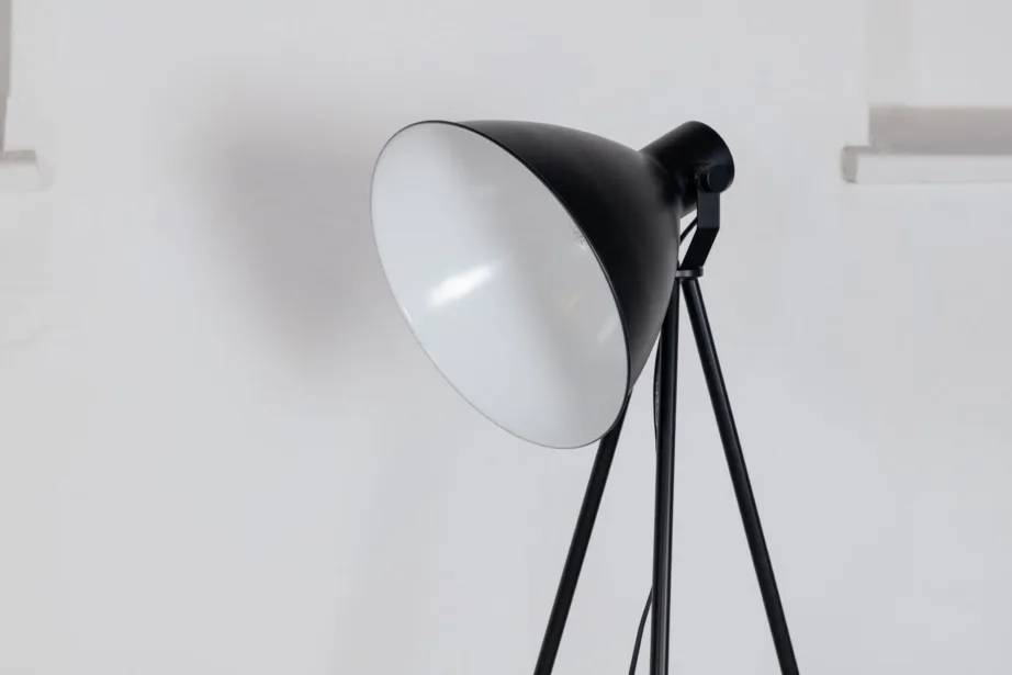 Tiv põrandalamp musta kolmjala ja valge lambivarjuga, 15652-338 – 7