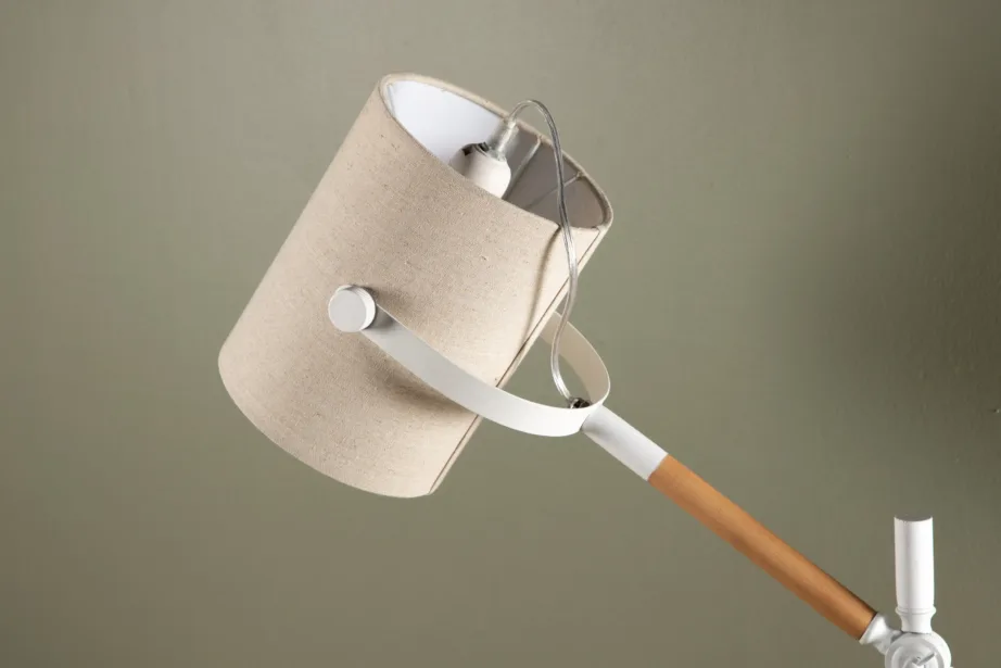 Reguleeritav laualamp Dennis valgest terasest, puidust ja beežist linases varjus, 15670-400 – 9