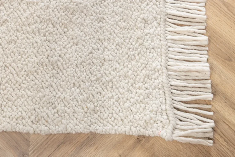 Käsitsi kootud valge villavaip Betina narmastega, 300x200 cm - 15679-120