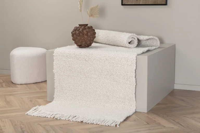Käsitsi kootud valge villavaip Betina narmastega, 250 × 80 cm - 15682-120