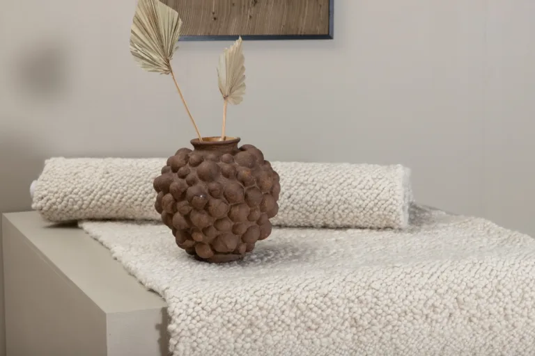 Käsitsi kootud valge villavaip Betina narmastega, 250 × 80 cm - 15682-120