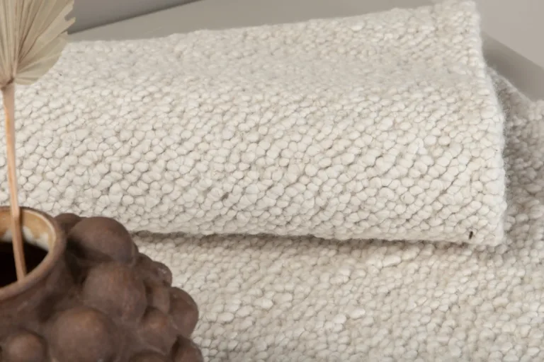 Käsitsi kootud valge villavaip Betina narmastega, 250 × 80 cm - 15682-120