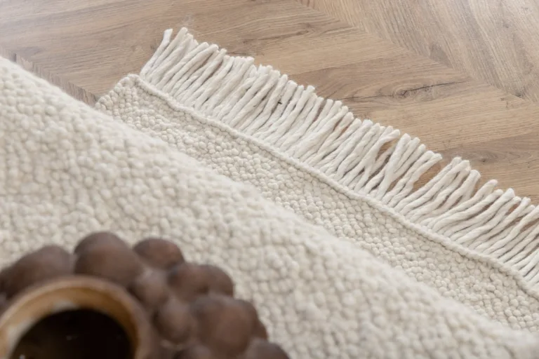 Käsitsi kootud valge villavaip Betina narmastega, 250 × 80 cm - 15682-120