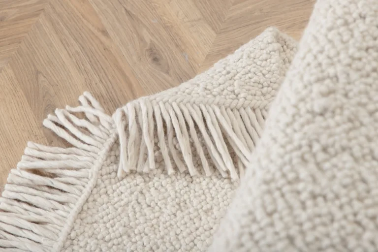 Käsitsi kootud valge villavaip Betina narmastega, 250 × 80 cm - 15682-120
