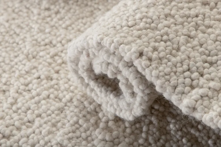 Käsitsi kootud valge villavaip Betina narmastega, 250 × 80 cm - 15682-120