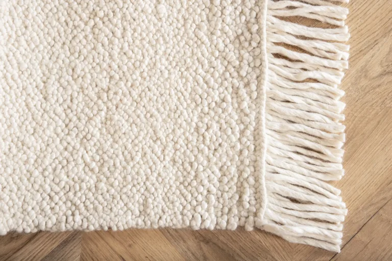 Käsitsi kootud valge villavaip Betina narmastega, 250 × 80 cm - 15682-120