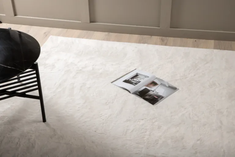 Valge siidise läikega polüestervaip Nina, 200 × 300 cm - 15706-620