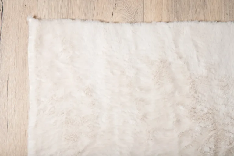 Valge siidise läikega polüestervaip Nina, 200 × 300 cm - 15706-620