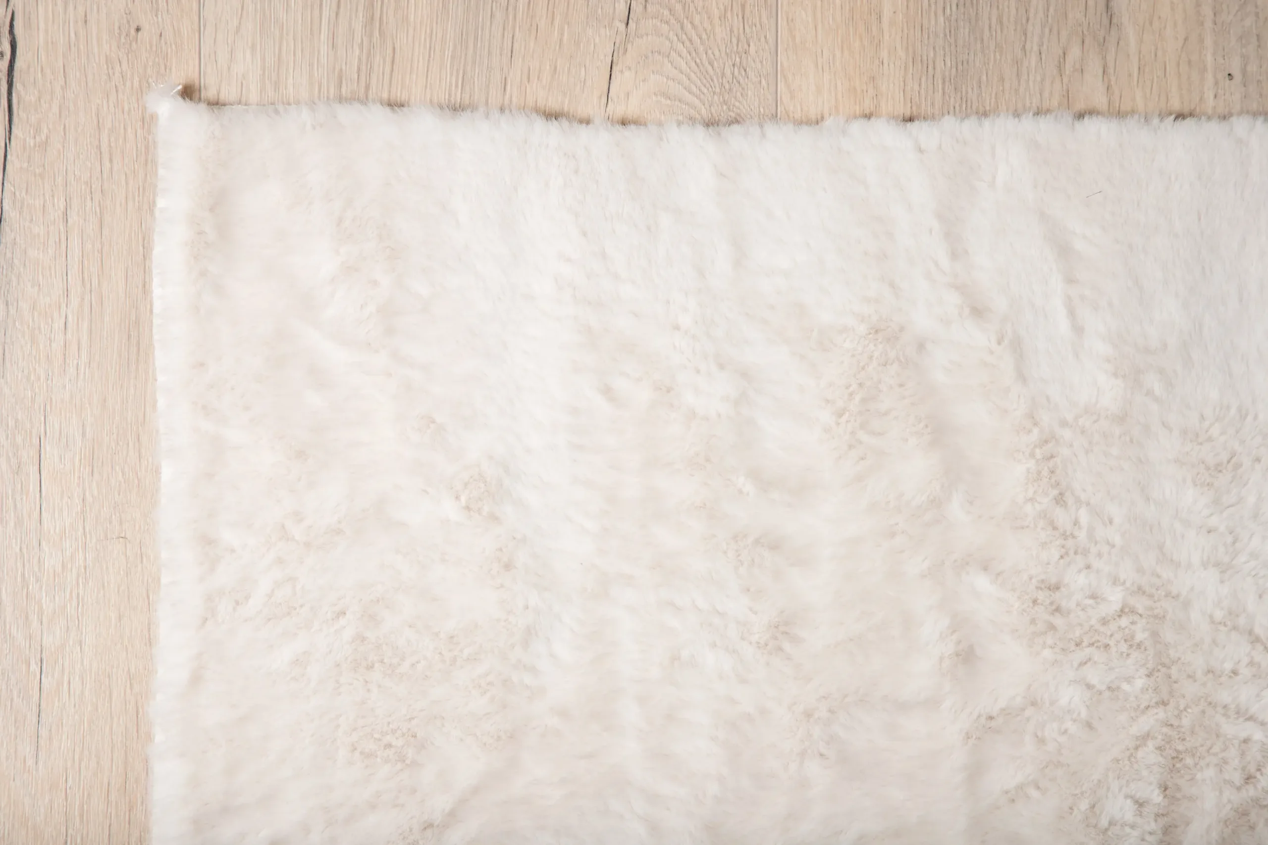 Valge siidise läikega polüestervaip Nina, 200 × 300 cm - 15706-620