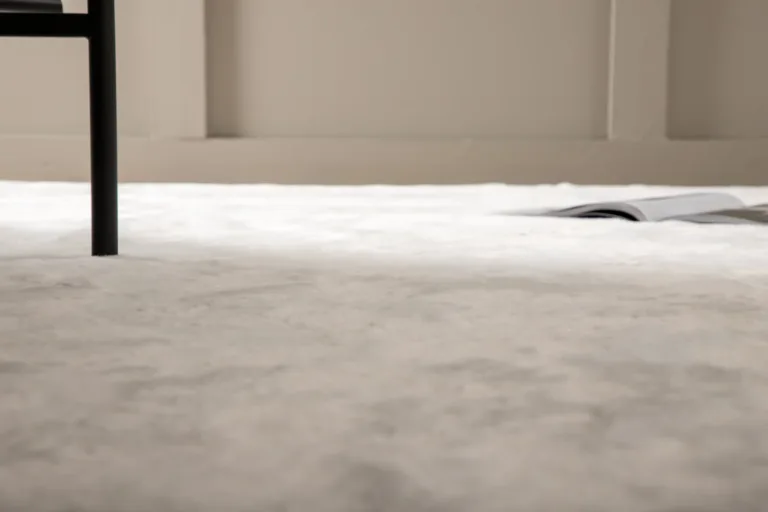 Valge siidise läikega polüestervaip Nina, 200 × 300 cm - 15706-620