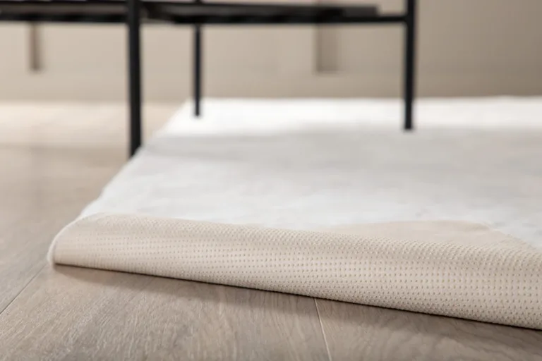 Valge siidise läikega polüestervaip Nina, 200 × 300 cm - 15706-620