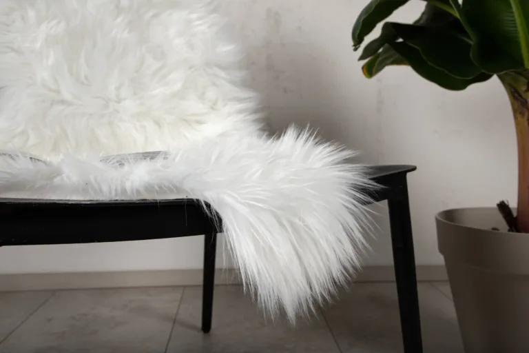 Valge kunstlambanaha vaip Katy (60 × 90 cm) - 15937-301
