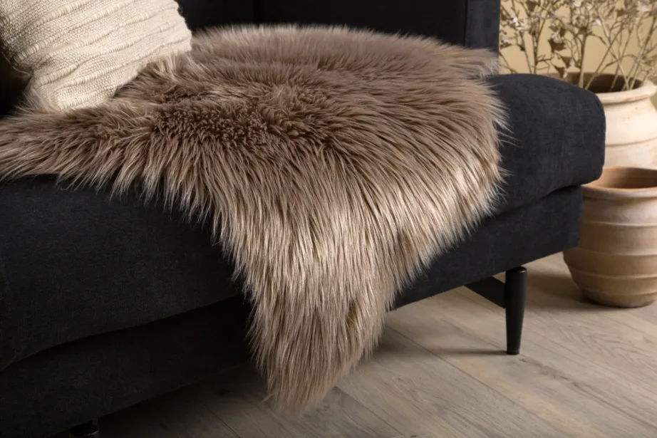 Pruun lambanaha-imitatsiooniga sisustustekk Katy, 60×90 cm (akrüül ja polüester), 15937-303 – 3