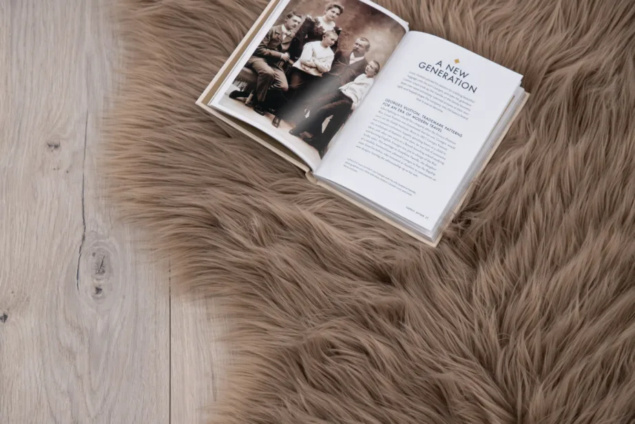 Pruun lambanaha-imitatsiooniga sisustustekk Katy, 60×90 cm (akrüül ja polüester), 15937-303 – 5