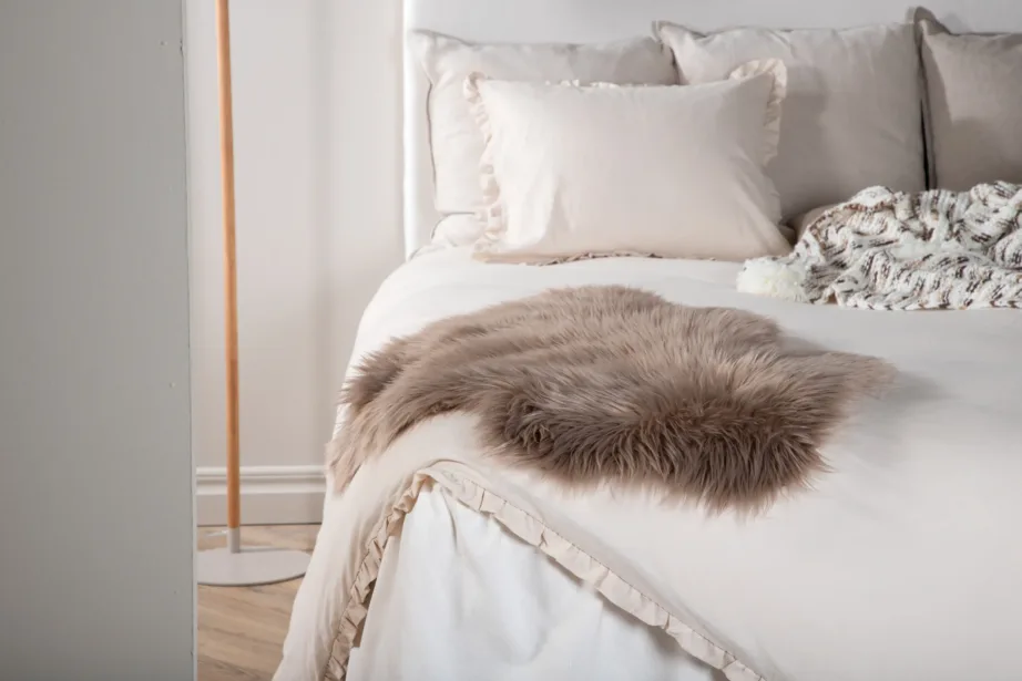 Pruun lambanaha-imitatsiooniga sisustustekk Katy, 60×90 cm (akrüül ja polüester), 15937-303 – 6