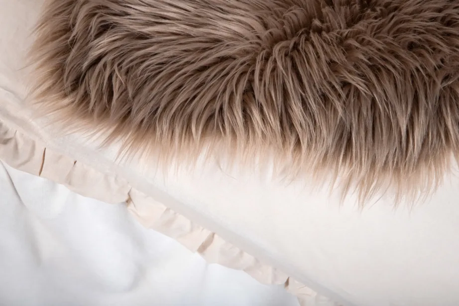 Pruun lambanaha-imitatsiooniga sisustustekk Katy, 60×90 cm (akrüül ja polüester), 15937-303 – 7