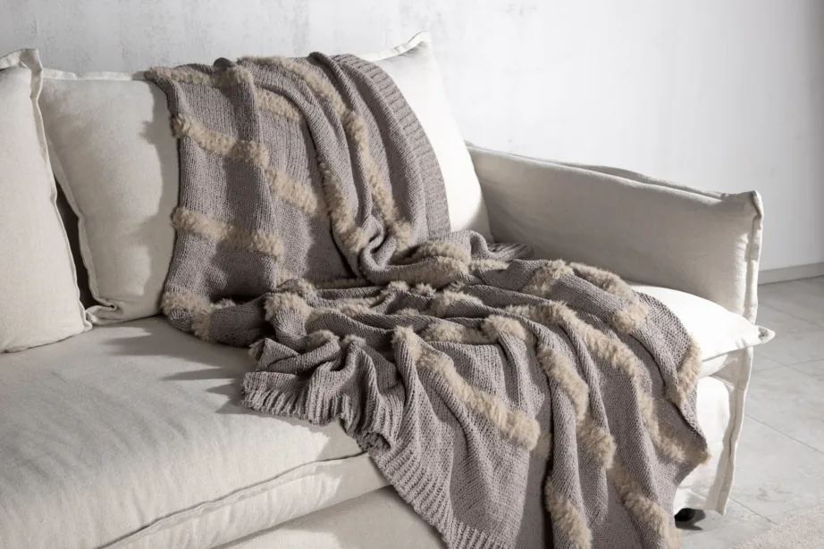 Helehall šenill-pleed Katleen kunstkarusnahast detailidega 130×170 cm, 15942-305 – 9