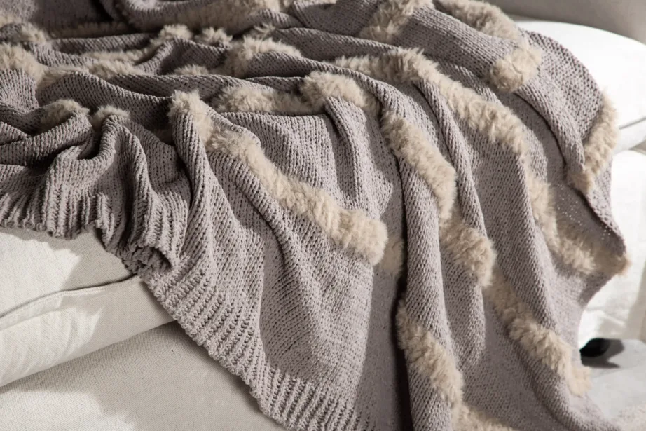 Helehall šenill-pleed Katleen kunstkarusnahast detailidega 130×170 cm, 15942-305 – 10