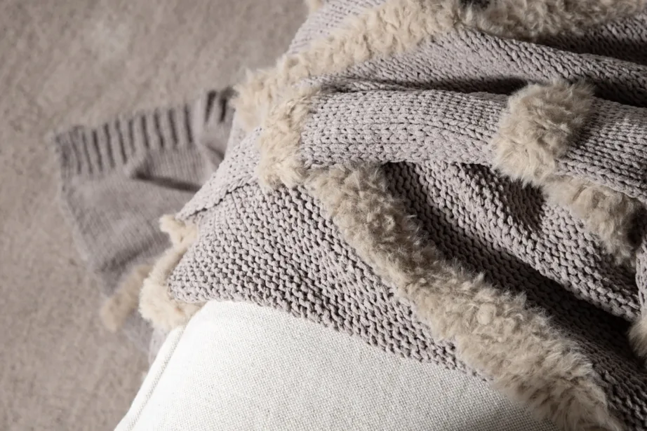 Helehall šenill-pleed Katleen kunstkarusnahast detailidega 130×170 cm, 15942-305 – 11