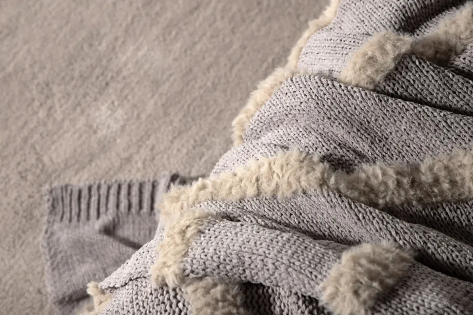 Helehall šenill-pleed Katleen kunstkarusnahast detailidega 130×170 cm, 15942-305 – 12