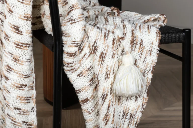 Pruun-valge kootud akrüülpleed Unny, dekoratiivsete tuttidega, 130 × 170 cm - 15949-214