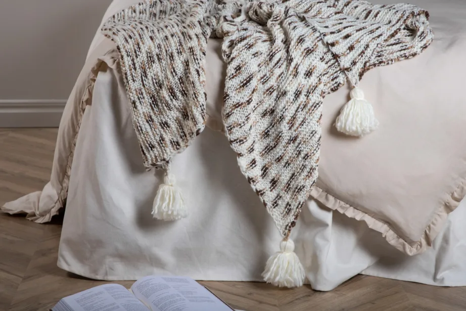 Pruun-valge kootud akrüülpleed Unny, dekoratiivsete tuttidega, 130 × 170 cm, 15949-214 – 10