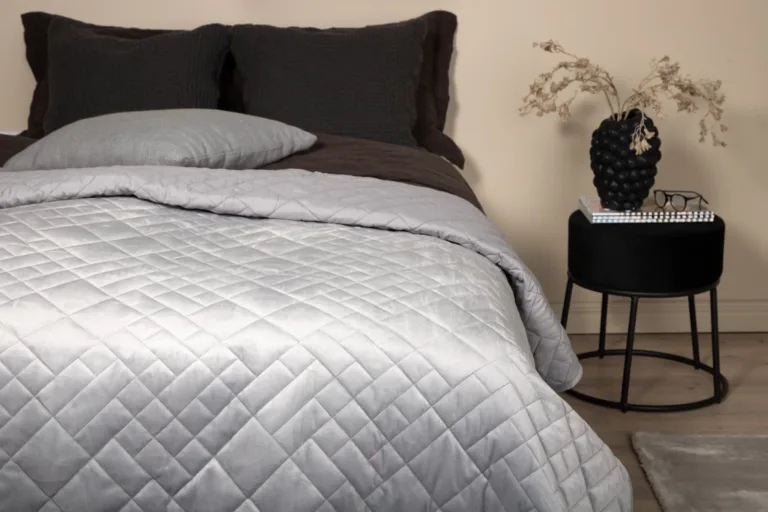 Helehallist sametist voodikate Jilly, 260 × 260 cm - 15988-705