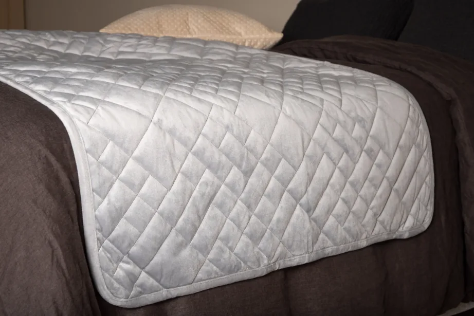 Helehall sametist voodikate Jilly (150 × 80 cm, 100% polüester), 15990-705 – 4