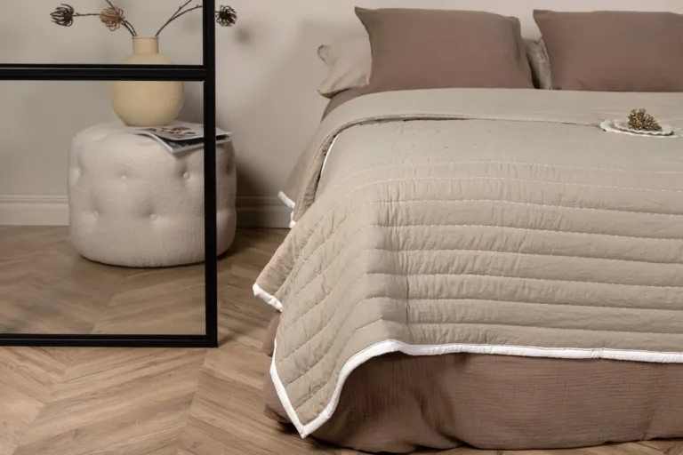 Beežist mikrofiibrist voodikate Juni, 150 × 250 cm - 15992-403