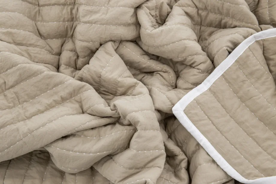 Beežist mikrofiibrist voodikate Juni, 150 × 250 cm, 15992-403 – 5