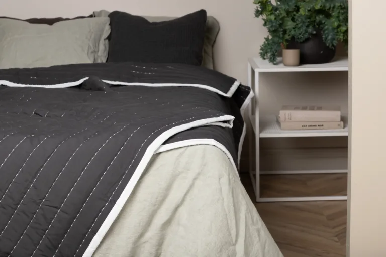 Tepitud voodikate Juni antratsiitvalgest mikrokiust, 260 × 260 cm - 15994-488